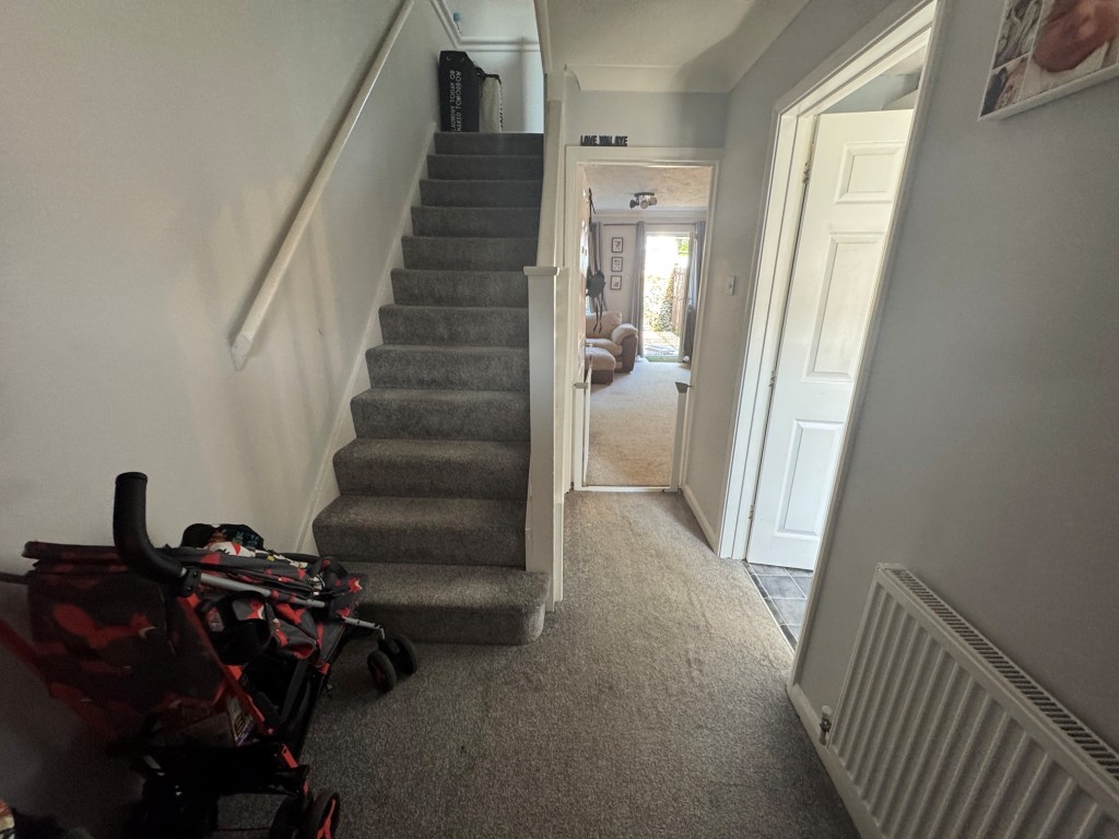 Lot: 8 - MODERN FREEHOLD TWO-BEDROOM TERRACE HOUSE FOR INVESTMENT - Entrance hall